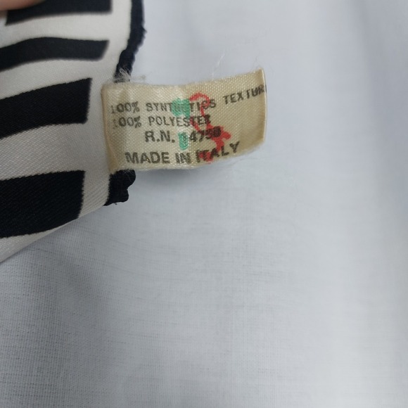 Black White Striped Scarf Made In Italy Rn 14750 Abstract 100% Polyester 26x26.5 - Picture 3 of 3